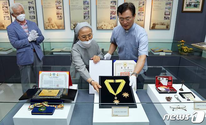 조영대 광주 소화자매원 이사장과 이영희 예수의 소화수녀회 총장 수녀가 28일 전달받은 고 조비오 신부 국민훈장 모란장을 보관함에 놓고 있다.2020.6.28/뉴스1 © News1 박준배 기자