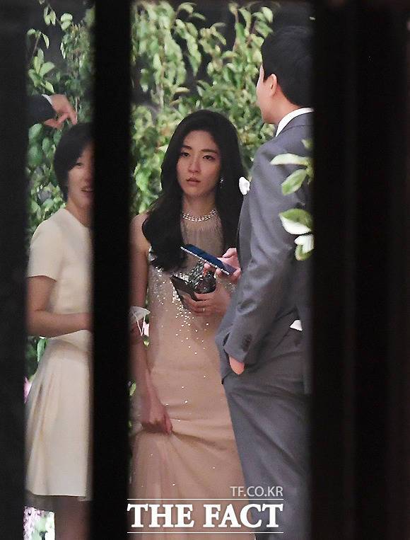 27일 오후 서울 장충동 신라호텔 영빈관에서 서민정 아모레퍼시픽 뷰티영업전략팀 과장(가운데)과 홍정환 보광창업투자 투자심사총괄이 약혼식을 마친 뒤 대화를 나누고 있다. /이새롬 기자