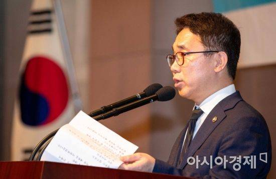 박선호 국토교통부 1차관이 28일 서울 중구 프레스센터에서 열린 '문재인 정부 주택정책 2년의 성과와 과제 세미나'에 참석해 인사말 하고 있다./강진형 기자aymsdream@