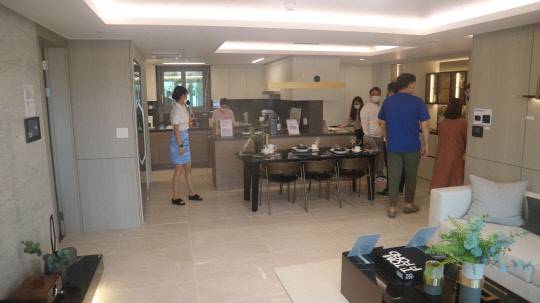 규제지역으로 지정된 인천에서 처음으로 새 아파트가 분양된다. 사진은 오전부터 주안파크자이 더 플래티넘 견본주택 사전예약 방문객들이 들어오고 있는 모습(사진 위)과 주안파크자이 더 플래티넘 전용면적 84㎡B타입을 둘러보는 방문객들의 모습.