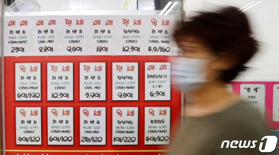서울 송파구 일부 단지의 전용 84㎡ 전셋값은 이달에만 3억원 가까이 뛰었다. 서울 아파트 입주물량이 내년에 반토막 나는 등 전세시장 불안이 커지는 가운데 정부가 갭투자 방지를 위한 대출요건 강화 등 규제에 나서자 오히려 서울 전세시장이 급등하고 있다.