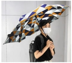 등이 젖는 것을 보호하는 우산(사진=요미우리신문)