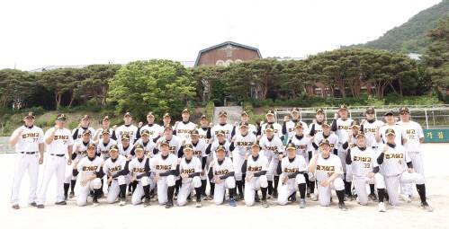 경기상고 야구부 코칭 스태프와 선수단이 학교 야구장에 모여 기념촬영을 하고 있다. &nbsp;제공 | 경기상고