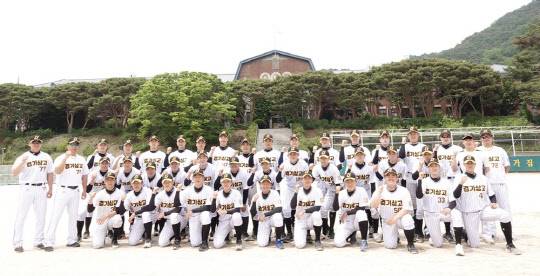 경기상고 야구부 코칭 스태프와 선수단이 기념사진을 찍고 있다.<경기상고 제공>