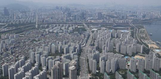 6·17 부동산 대책이 발표된 직후 서울 아파트 값이 다시 반등하기 시작했다. 이달 26일 기준 서울 일반 아파트와 재건축 아파트는 올해 최고 상승률을 기록했다. 사진은 서울 잠실동 일대 아파트 단지 모습. <연합뉴스>
