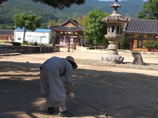 실상사 경내에서 일을 하는 노스님