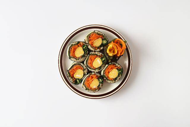 탄수화물 함량이 높은 밥 양을 줄인 대신 달걀, 당근, 청양고추 등을 듬뿍 넣은 '청양무쌈김밥'. 비에이블 제공