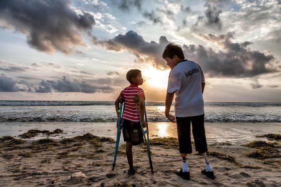 2009년 6월, KT아트홀에서 열린 컴패션 사진전에 로봇다리 세진이로 유명해진 김세진 군과 어머니 양정숙 씨가 방문했다. 후원을 결심한 세진 군은 자신과 비슷한 장애가 있는 아이로 연결해달라고 컴패션에 요청하였고, 인도네시아의 새로운 동생 넬디를 만났다. [사진 허호]