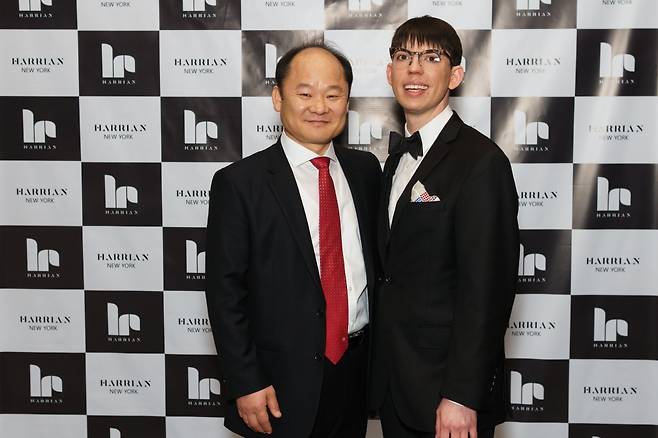 헤리언 뉴욕 브랜드 런칭(좌. 김형일 대표, 우. 크리스토퍼 벨트 수석 디자이너)/사진제공=(주)해리텍스타일