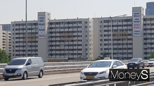 여의도 노후아파트. 박원순 서울시장은 2018년 ‘용산·여의도 통개발’이란 부동산개발 마스터플랜을 들고 나왔다가 정부 기조에 역행하고 시장 투기를 조장할 수 있다는 역풍을 맞고 계획 추진을 전면 보류했다. /사진=김창성 기자