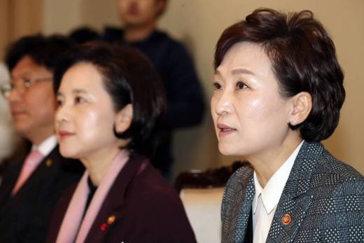 정부는 6·17 부동산대책에서 경기 대부분 지역을 조정대상지역이나 투기과열지구, 투기지역으로 지정했다. 김포·파주는 북한 접경지역으로 규제지역 지정에서 제외됐다. 김현미(오른쪽) 국토교통부 장관. /사진=머니투데이 기자