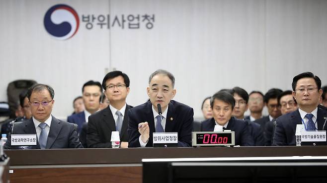 국회 국정감사에 참석한 왕정홍 방사청장(가운데 발언자)과 남세규 ADD 소장(제일 왼쪽), 강은호 방사청 차장(왼쪽에서 두번째).