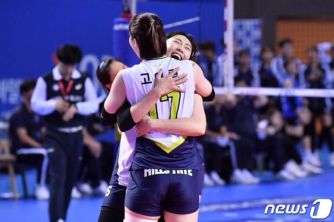 2019-20시즌 여자 프로배구 현대건설의 정규리그 1위를 견인한 황민경과 고예림. (한국배구연맹 제공) © 뉴스1