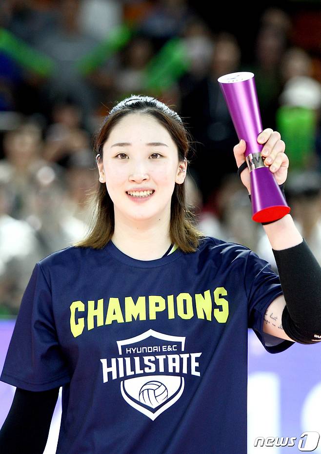 28일 오후 순천팔마체육관에서 열린 2019 순천·MG새마을금고컵 프로배구대회 MVP로 선정된 고예림이 트로피를 들고 환하게 웃고 있다.(현대건설 배구단 제공) 2019.9.28/뉴스1 © News1 민경석 기자