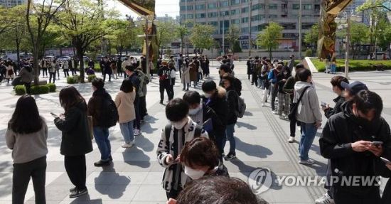 서울 구로구 구로동 신도림 테크노마트 앞에서 시민들이 닌텐도 스위치 동물의숲 에디션 구매 응모를 하기 위해 줄지어 기다리고 있다. 2020.4.23/사진=연합뉴스