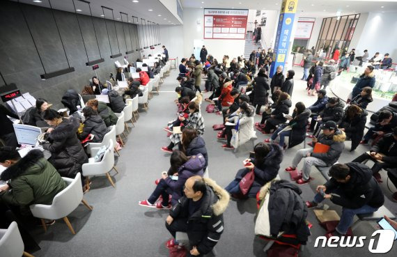 서울 한 모델하우스에 관람객이 붐비고 있다. 정부 부동산 대책으로 시장이 혼란스러워지자 전국 분양 일정이 7월로 연기되고 있다. 이에 오는 7월 분양 경쟁이 한 층 치열해질 것으로 예상된다. 사진/뉴스1