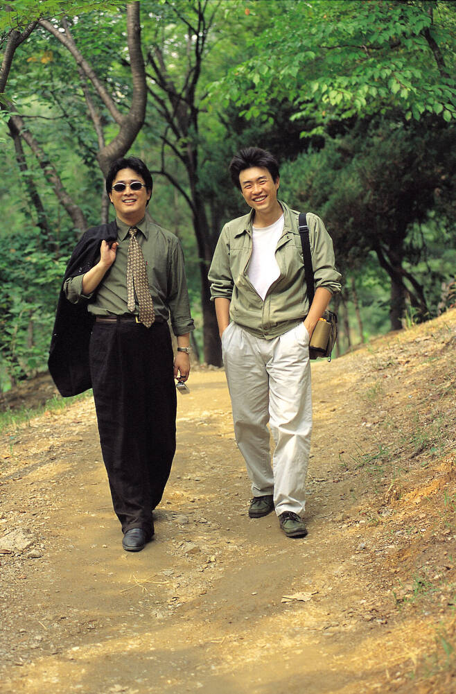류승완은 감독지망생 때 박찬욱의 글을 좋아했다고 한다. 그때 박찬욱은 영화평론가로 유명했다. 지면에 실린 적 없는 2000년의 미공개 사진을 이번에 찾아내 소개한다. 이혜정 기자가 찍었다.