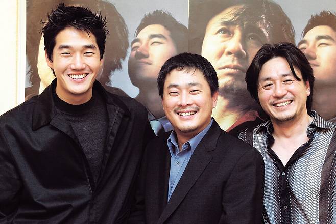 〈올드보이〉를 만들던 2003년에 유지태, 박찬욱, 최민식이 함께 찍은 사진. 촬영은 정진환 기자. 게재되지 않았던 사진을 공개한다.