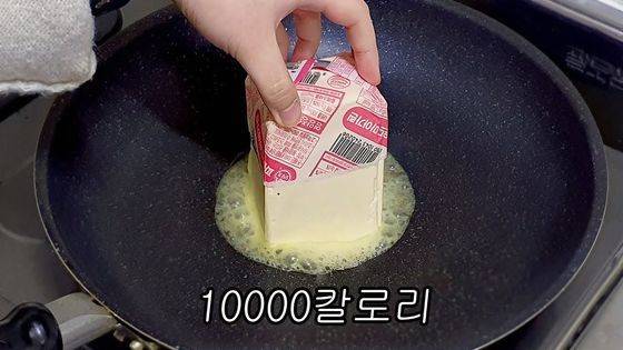 수많은 쿡방 콘텐츠 사이에서 B급 편집으로 차별화한 〈먹어볼래〉의 영상 '호떡에 미친놈이 햄버거를 만들면'.