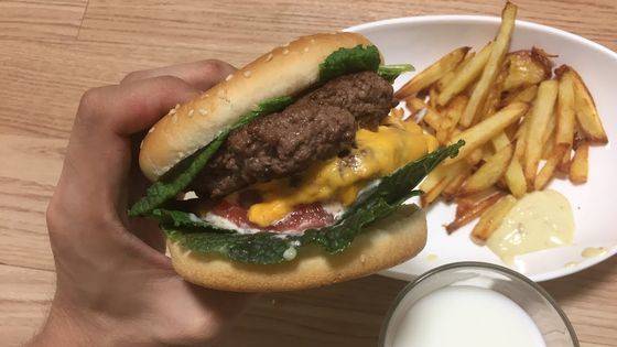 대충 찍은 비주얼에 클래식 BGM, 진지한 척 하는 병맛 자막을 얹어 만드는 대조가 재밌는 채널 〈입금완료〉. 가끔 뼈 때리듯 공감가는 메시지가 있어 마니아가 많습니다.