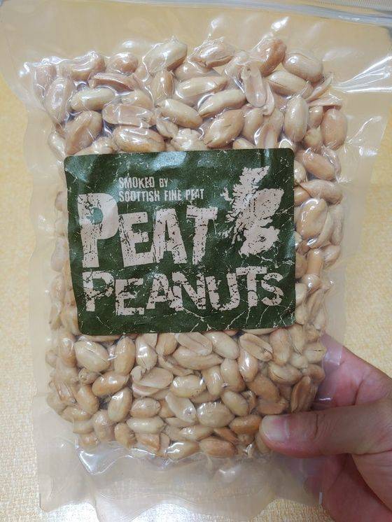 피트 향을 입힌 땅콩. [사진 김대영]