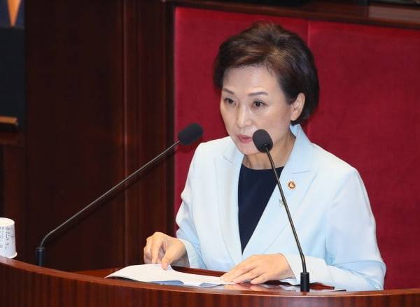김현미 국토교통부 장관이 30일 국회에서 열린 예산결산특별위원회 전체회의에서 3차 추경안 편성과 관련해 부처의 기금운용변경안에 대해 제안설명하고 있다. 연합뉴스