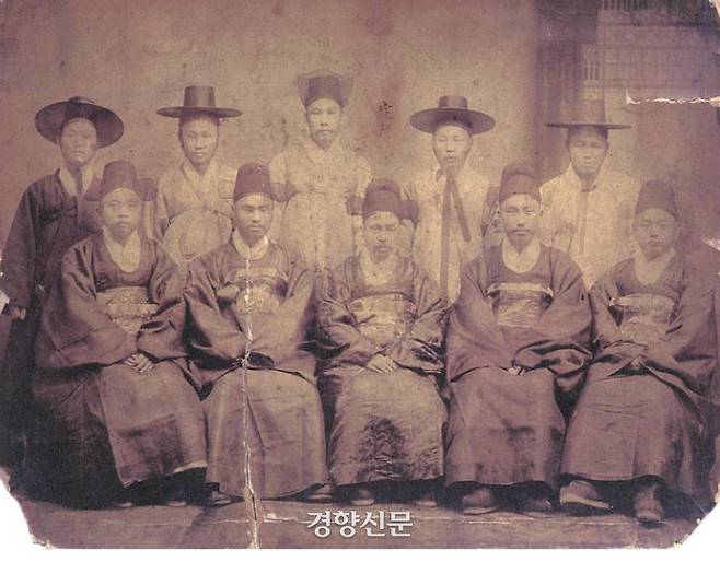 1888년 워싱턴에 부임한 주미 초대공사관원 일행. 앞줄 왼쪽부터 이상재, 이완용, 박정양, 이하영, 이채연. 뒷줄 왼쪽부터 김노미, 이헌용, 강진희, 이종하, 허용업  등 수행원과 하인들도 함께 찍었다. 이중 이완용은 육영공원 첫번째 학생이었고, 찹살떡 장수였던 이하영은 의료선교사인 호러스 앨런을 만나 영어를 배운 덕분에 제2대 주미조선공사와 외무대신으로 벼락출세했다.  |한국이민사박물관 소장