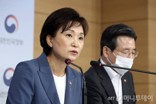 김현미 국토교통부 장관이 17일 오전 종로구 정부서울청사 합동브리핑실에서 갭투자 규제 관련 '주택시장 안정을 위한 관리방안'을 발표하고 있다. / 사진=이기범 기자 leekb@