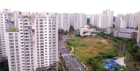 정부의 6·17 부동산 대책에서 조정대상지역으로 새로 묶인 경기도 일부 지방자치단체들의 철회 요구가 잇따르고 있다. 사진은 경기 김포시 한강신도시 아파트 밀집 지역의 모습. [사진=이상섭 기자]