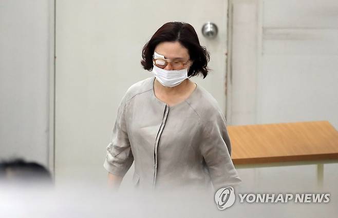 법정 향하는 정경심 교수 (서울=연합뉴스) 김인철 기자 = 자녀 입시비리·사모펀드 관련 혐의를 받는 정경심 동양대 교수가 25일 오후 서초구 서울중앙지법에서 열린 속행 공판에 참석하기 위해 법정으로 향하고 있다. 2020.6.25 yatoya@yna.co.kr