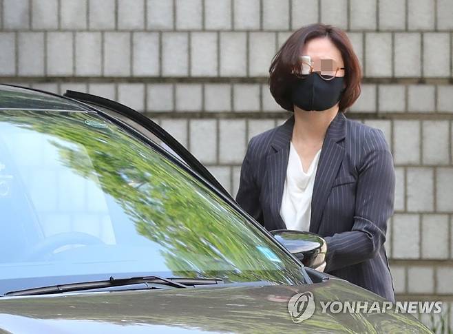 차에서 내리는 정경심 (서울=연합뉴스) 류영석 기자 = 자본시장과 금융투자업에 관한 법률 위반 등의 혐의로 기소된 된 조국 전 법무부 장관의 부인 정경심 동양대 교수가 11일 오전 서울 서초구 서울중앙지법에서 열린 속행공판에 출석하고 있다. 2020.6.11 ondol@yna.co.kr