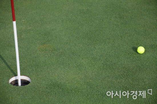 '핀 하이'는 그린을 향해 친 공이 홀을 중심으로 좌, 우로 대칭되는 곳에 놓이는 경우다.