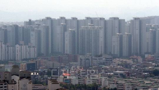 수도권 전역으로 부동산 규제가 확대되면서 기존 집값이 많이 올랐던 지역은 청약수요가 꾸준한 반면, 아닌 곳은 수요가 급격히 줄어든 것으로 나타났다. 사진은 6·17 부동산 대책을 통해 투기과열지구로 지정된 수원 영통구 일대 모습. 



연합뉴스