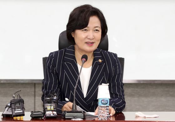 추미애 법무부 장관이 6월25일 국회 의원회관에서 민주연구원 주최로 열린 슬기로운 의원생활 행사에서 강연하고 있다. 임현동 기자
