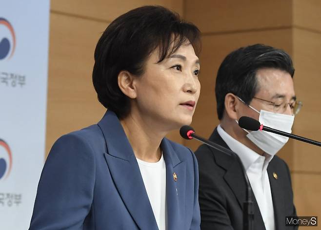 김현미 국토부 장관이 “부동산 정책이 종합적으로 잘 작동하고 있다”고 언급했다는 언론 보도에 대해 국토부가 사실과 다르다고 진화에 나섰다. /사진=장동규 기자