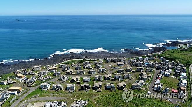 제주 예래휴양형주거단지 법적 분쟁 종결 (서귀포=연합뉴스) 박지호 기자 = 1일 제주국제자유도시개발센터(JDC)는 서귀포 예래휴양형주거단지 투자자인 말레이시아 버자야 그룹에 1천200억원을 배상하고 법적 분쟁을 종결키로 했다.       사진은 이날 오후 하늘에서 본 예래휴양형주거단지 공사 현장의 모습. 2020.7.1 jihopark@yna.co.kr