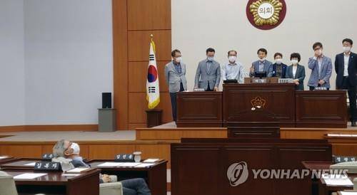 지방의회도 국회처럼 대치 (강릉=연합뉴스) 이해용 기자 = 1일 강원 강릉시의회에서 민주당 소속 의원들이 사전 협의 없이 원 구성을 하려고 한다며 상대 당에 항의하고 있다. 2020.7.1