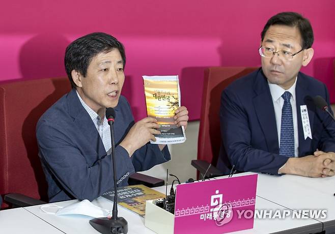 대북전단 들어 보이는 박상학 대표 (서울=연합뉴스) 윤동진 기자 = 1일 오후 국회 본관 미래통합당 원내대표실에서 열린 대북 전단 관련 단체 면담에서 박상학 자유북한운동연합 대표가 대북 전단을 들어 보이고 있다. 2020.7.1 mon@yna.co.kr