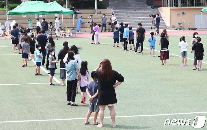 2일 오전 대전 동구 천동초등학교 운동장에 설치된 이동 선별진료소에서 의료진이 전교생과 교사·교직원 등 약 1000여명을 대상으로 신종 코로나바이러스 감염증(코로나19) 검사를 하고 있다./뉴스1 © News1