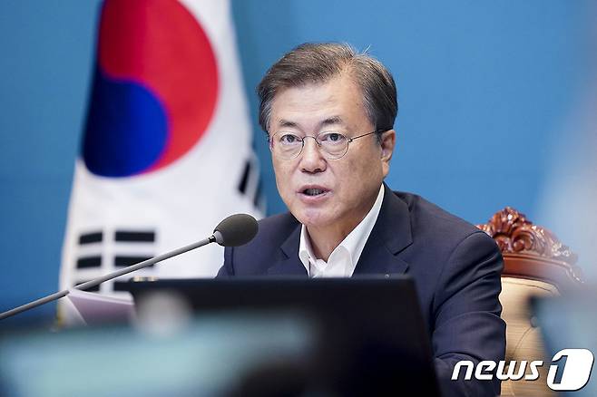 문재인 대통령이 지난달 29일 청와대 여민관에서 열린 수석·보좌관회의를 주재하고 있다. (청와대 제공) 2020.6.29/뉴스1