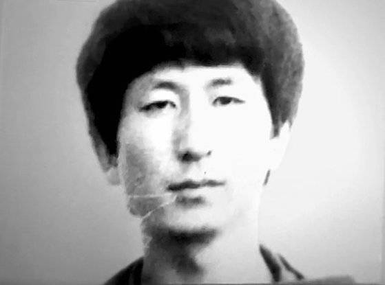 JTBC 뉴스룸에서 보도한 재소자 신분카드에 부착된 이춘재.[JTBC 캡처]