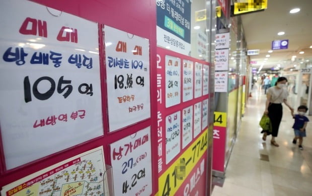 6·17 부동산대책으로 갭투자 규제가 확대됐지만 전셋가에 폭등하면서 현금부자들 사이에선 되레 갭투자 선호 현상이 나타나고 있다. 송파구 중개업소 전경. 연합뉴스