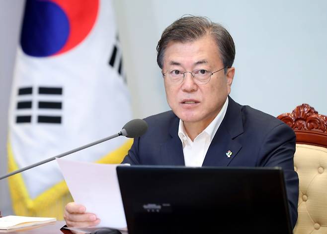 문재인 대통령이 2일 오후 김현미 국토부 장관에게 부동산대책 관련 긴급보고를 받는다. /사진=뉴시스 박영태 기자