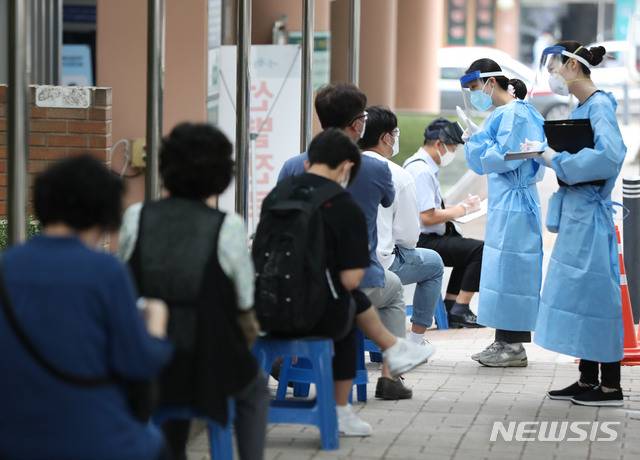 [서울=뉴시스] 박미소 기자 = 서울 관악구 왕성교회발 신종 코로나바이러스 감염증(코로나19) 집단감염 여파가 거세지는 가운데 29일 오전 서울 관악구 보건소에 마련된 선별진료소에 시민들이 진료를 받기 위해 대기하고 있다. 2020.06.29.  misocamera@newsis.com