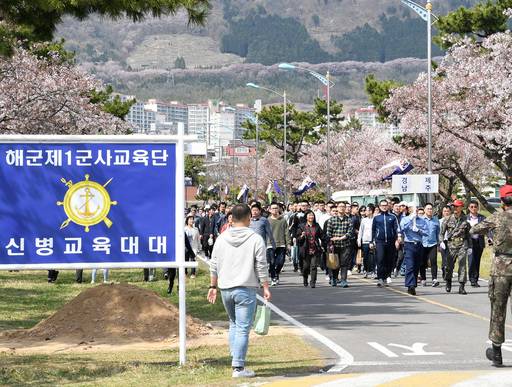 해군입영자들이 입영식을 마친 후 훈육요원의 안내에 따라 신병교육대대로 행진하고 있는 모습. 뉴시스
