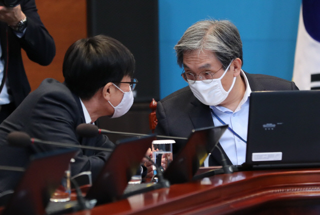 노영민(오른쪽) 청와대 비서실장 /연합뉴스