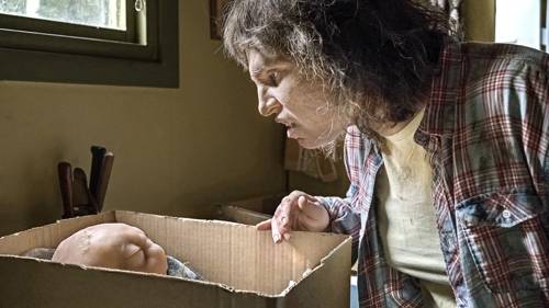 티나에게 보내온 상자에 담긴 트롤 아기. 티나는 아기에게 벌레를 먹인다. [조이앤시네마 제공]