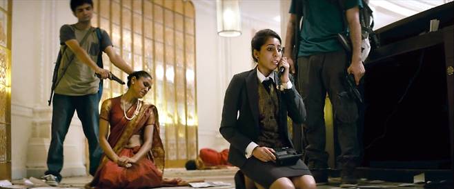 테러범들은 타지마할 호텔 안에서도 무차별 총격으로 투숙객들을 살해했다. 이 스틸컷은 테러범들이 교환수들을 위협해 호텔 방으로 전화를 걸어 문을 열도록 유도하는 장면이다. [에스와이코마드 제공]