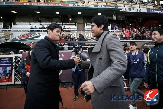 2015년 11월 당시 서울과 포항 이끌던 최용수 감독과 황선홍 감독 [한국프로축구연맹 제공. 재판매 및 DB 금지]