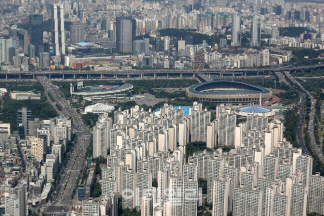 서울 송파구 롯데월드타워에서 바라본 종합운동장 부지와 인근 아파트. (사진=뉴시스)